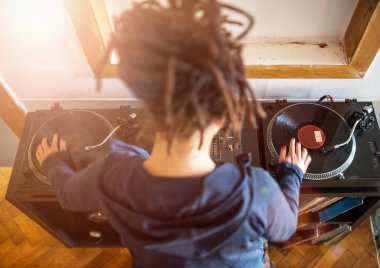 Kadın Dj vinil kayıtlar, havai görünümü ile çalışma
