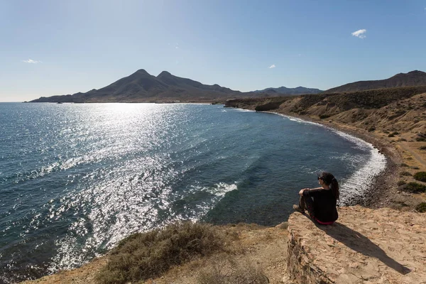 Femme Admire Littoral Isleta Del Moro Espagne — Photo