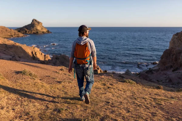 Man Verkennen Van Spaanse Kust Cabo Gata Nijar Natuurpark Spanje — Stockfoto