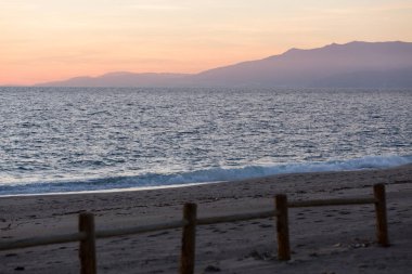Beach Cabo de Gata sırasında günbatımı, Cabo de Gata - Nijar Tabiat Parkı, Almeria, Endülüs, İspanya