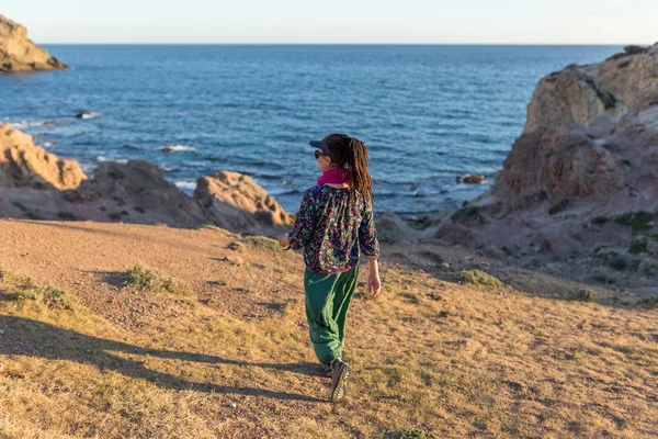 Vrouw Verkennen Van Spaanse Kust Cabo Gata Nijar Natuurpark Spanje — Stockfoto