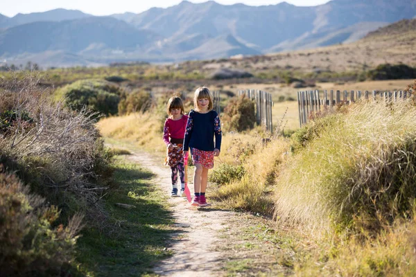 Niños Explorando Naturaleza Cabo Gata Parque Natural Nijar España — Foto de Stock