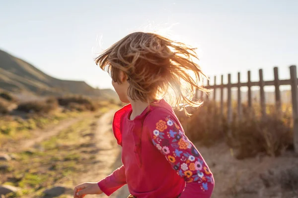 Menina Correndo Pela Paisagem Espanhola Rambla Del Playazo Cabo Gata — Fotografia de Stock