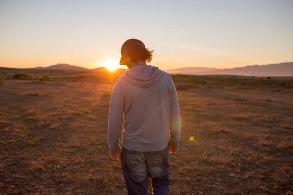 Mann Einer Unberührten Landschaft Während Eines Schönen Gleißenden Sonnenuntergangs Andalusien — Stockfoto