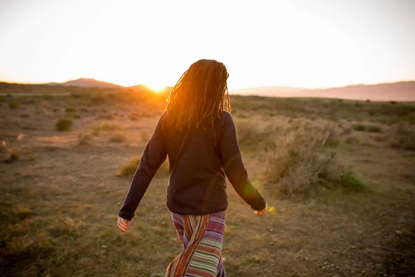 Vrouw Een Ongerepte Landschap Tijdens Een Prachtige Vlammende Zonsondergang Andalusie — Stockfoto