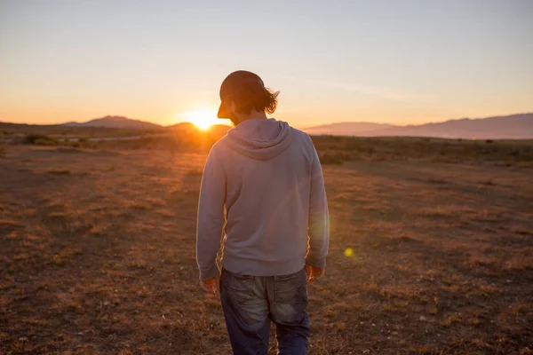 Man Een Ongerepte Landschap Tijdens Een Prachtige Vlammende Zonsondergang Andalusie Stockafbeelding