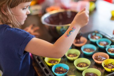 Baba ve kız muffins pişirme