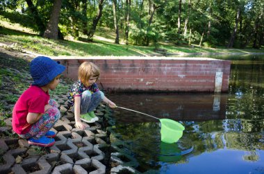 İki çocuk suda oynuyor.