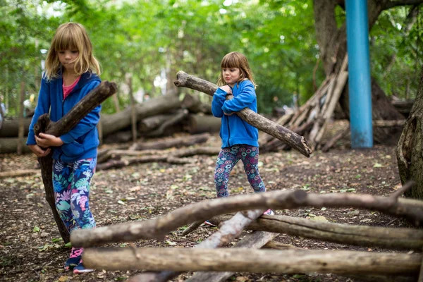 Дети Играют Лесу — стоковое фото