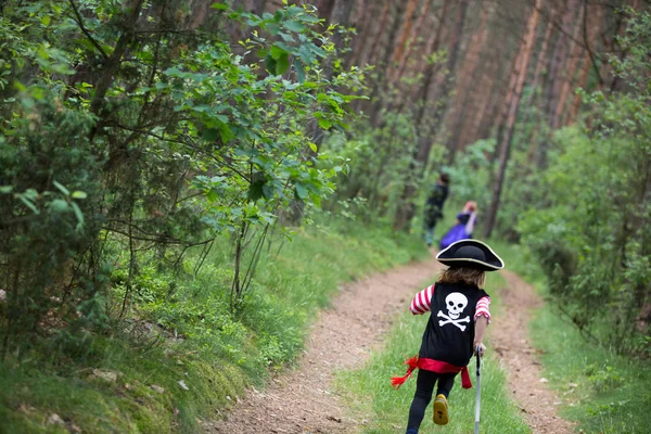 Kinder Spielen Wald Kostümen — Stockfoto