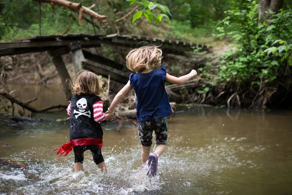 Zwei Kinder Spielen Wasser — Stockfoto