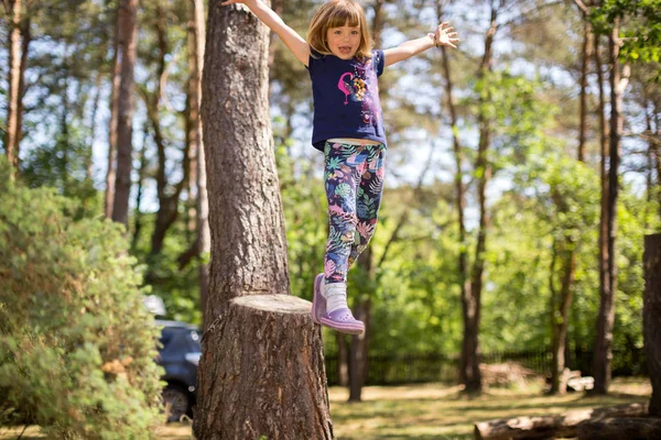小さな女の子と森で遊ぶ — ストック写真