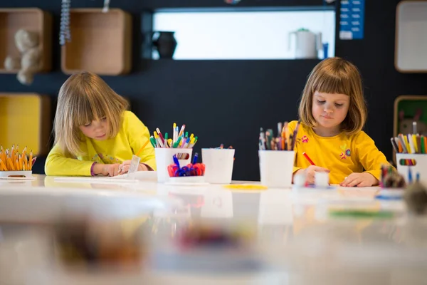 Twee Kleine Meisjes Tekenen Samen — Stockfoto