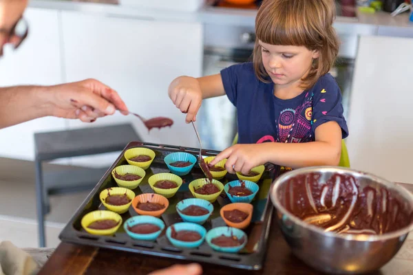 Father Daughter Baking Muffins — Stock Photo, Image