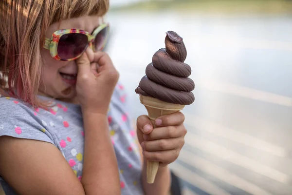 拿着滑稽形状的冰淇淋的女孩 — 图库照片