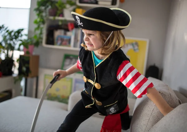 Παιδί Φορώντας Κοστούμι Πειρατών Στο Σπίτι — Φωτογραφία Αρχείου
