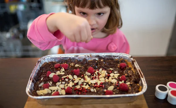 Menina Pequena Que Decora Mazurek Bolo Páscoa Polonês — Fotografia de Stock