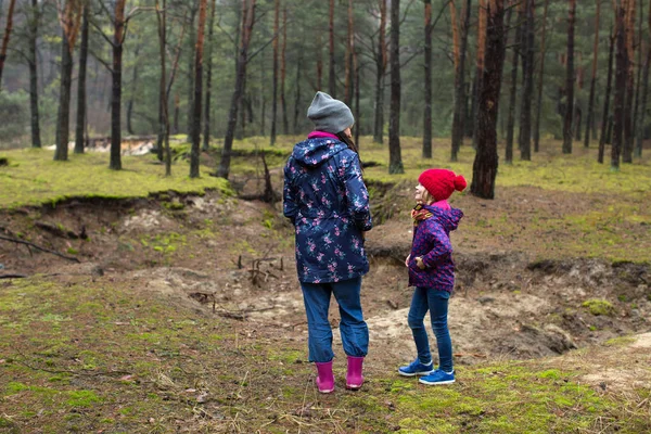 Mutter Und Tochter Spazieren Herbstwald — Stockfoto