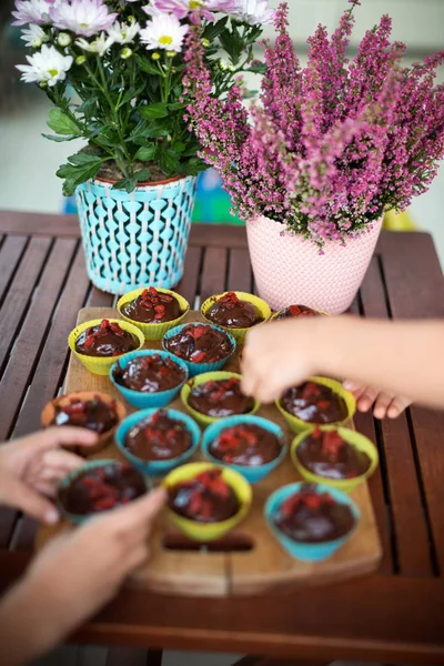 Zwei Kinder Die Muffins Vom Tisch Nehmen — Stockfoto