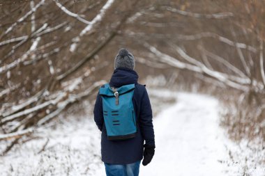 Dikiz karda yürüyen adam