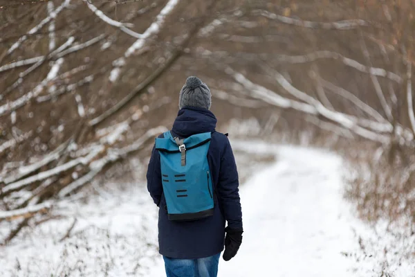 Uomo Che Cammina Nella Neve Vista Posteriore — Foto Stock