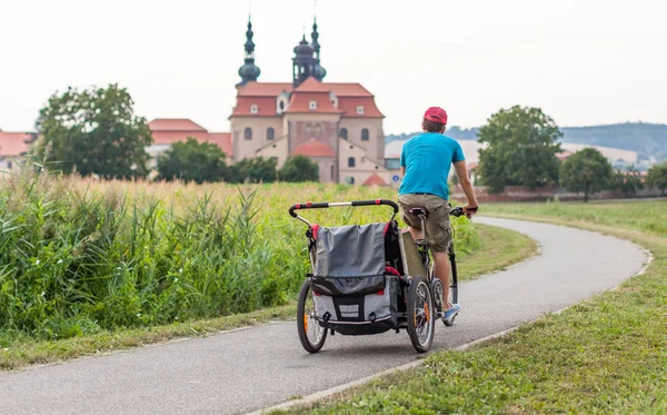 Vater Fährt Fahrrad Mit Kindern Anhänger Tschechische Republik — Stockfoto