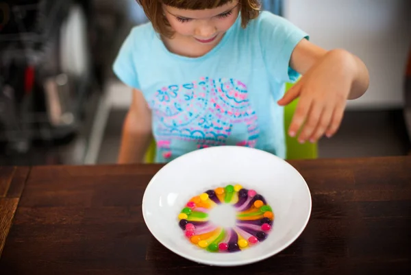 Ragazza Che Gioca Con Caramelle Colorate Casa — Foto Stock