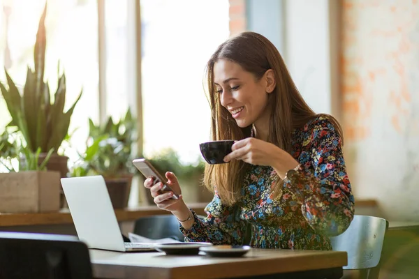 Mujer Joven Con Portátil Cafetería —  Fotos de Stock