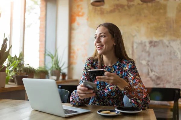 Mujer Joven Con Portátil Cafetería — Foto de Stock