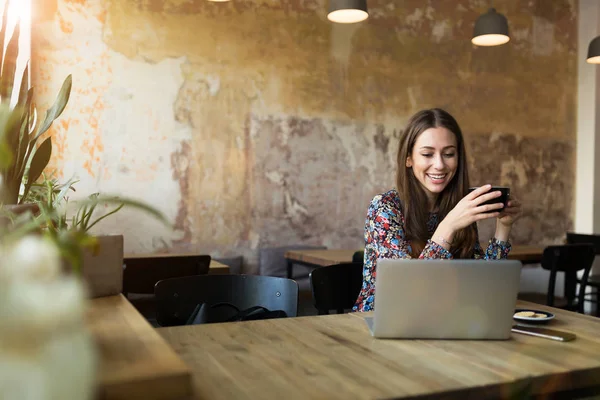 Jovem Com Laptop Café — Fotografia de Stock