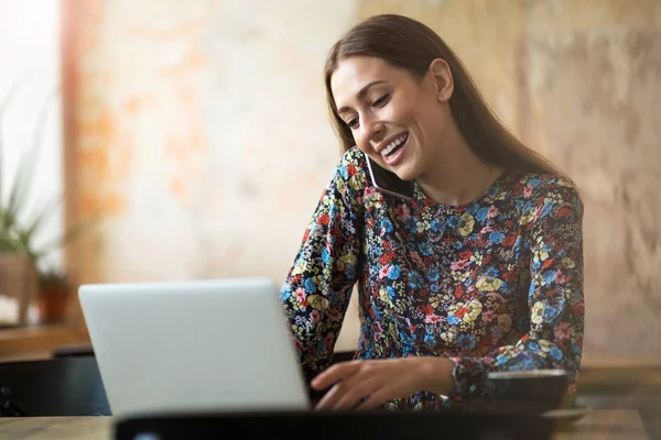 カフェにノートパソコンを持った若い女性が — ストック写真