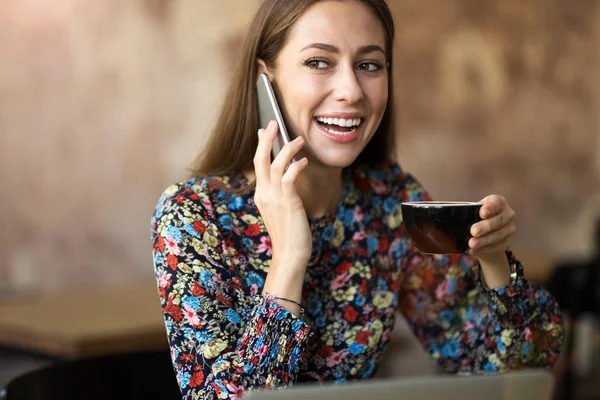 カフェで携帯電話を持つ女性 — ストック写真