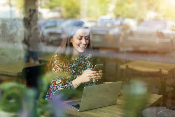 Ung Kvinna Sedd Genom Café Fönster — Stockfoto