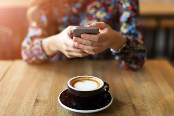 Kvinnan Tar Foto Kaffe Med Smartphone — Stockfoto