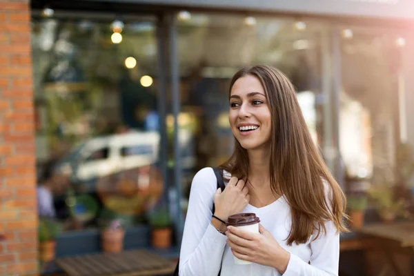 Mladá Žena Stojí Před Coffee Shop — Stock fotografie