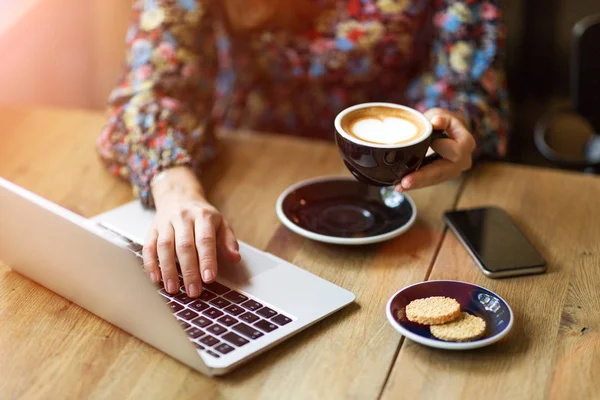 カフェでノート パソコンを持つ女性クローズ アップ — ストック写真