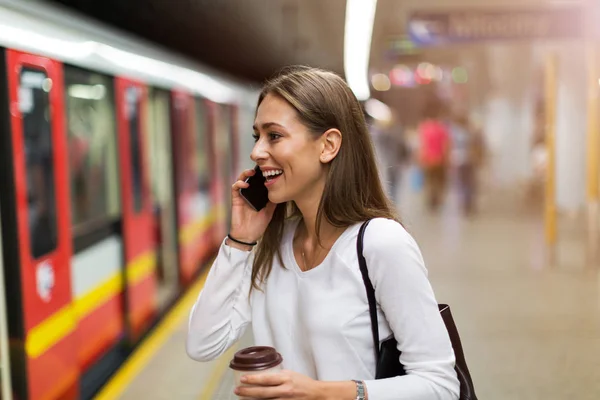 Jovem Mulher Estação Metrô — Fotografia de Stock