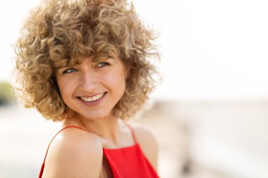 Kıvırcık saçlı genç bir kadının portresi