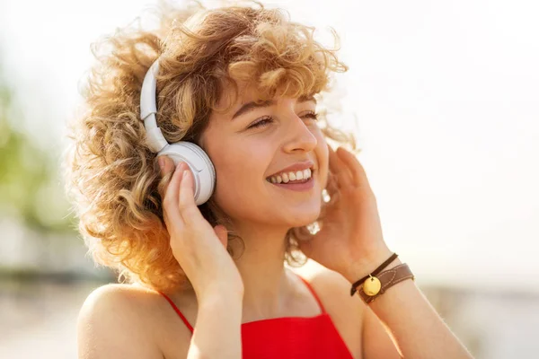 Retrato Jovem Mulher Usando Fone Ouvido — Fotografia de Stock