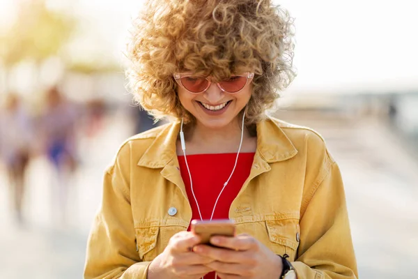 Jonge Vrouw Met Mobiele Telefoon Stad — Stockfoto