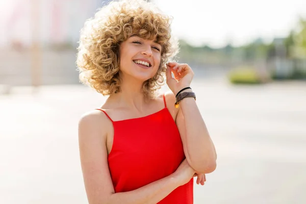 Retrato Mulher Jovem Com Cabelo Encaracolado — Fotografia de Stock