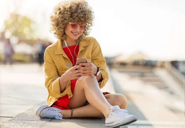Ung Kvinna Med Mobiltelefon Staden — Stockfoto