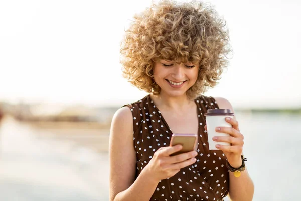 Ung Kvinna Med Mobiltelefon Staden — Stockfoto