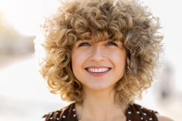 Porträt Einer Jungen Frau Mit Lockigem Haar — Stockfoto