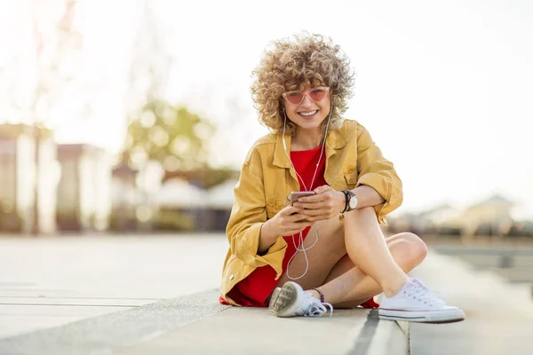 Jovem Com Telefone Celular Cidade Imagens De Bancos De Imagens Sem Royalties