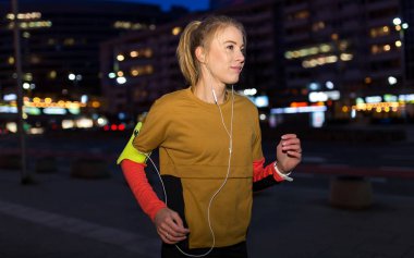 Gece şehir içinde kadın runner