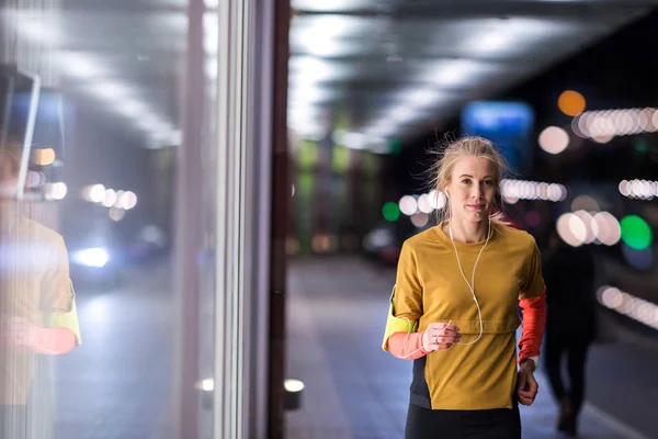 Gece Şehir Içinde Kadın Runner — Stok fotoğraf