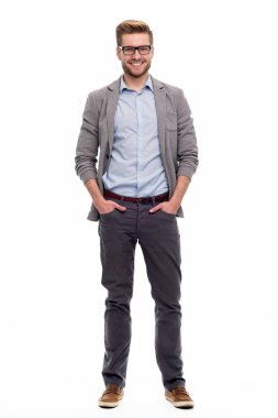 Genç adam ayakta beyaz arka plan üzerinde tam uzunlukta portresi
