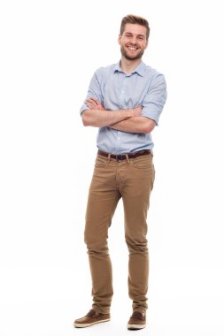 Genç adam ayakta beyaz arka plan üzerinde tam uzunlukta portresi