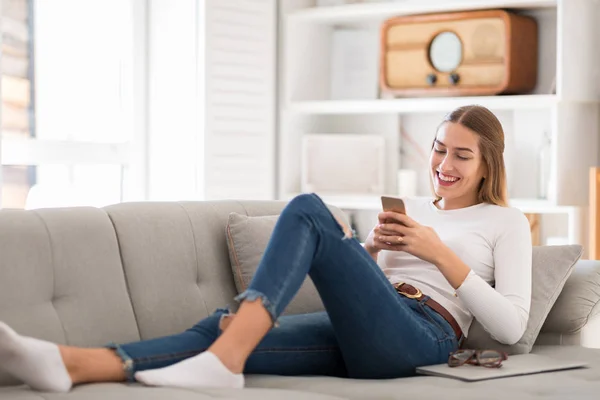 Young Woman Using Her Smartphone Home — Stock Photo, Image